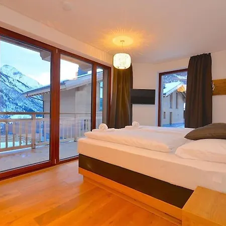 With Uniterrupted Views Of The Kitzsteinhorn Arena Apartmán